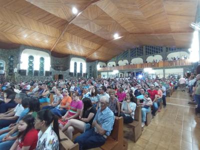 FiÃ©is lotaram o SantuÃ¡rio de Laranjeiras do Sul na abertura das Novenas de Nossa Senhora Aparecida